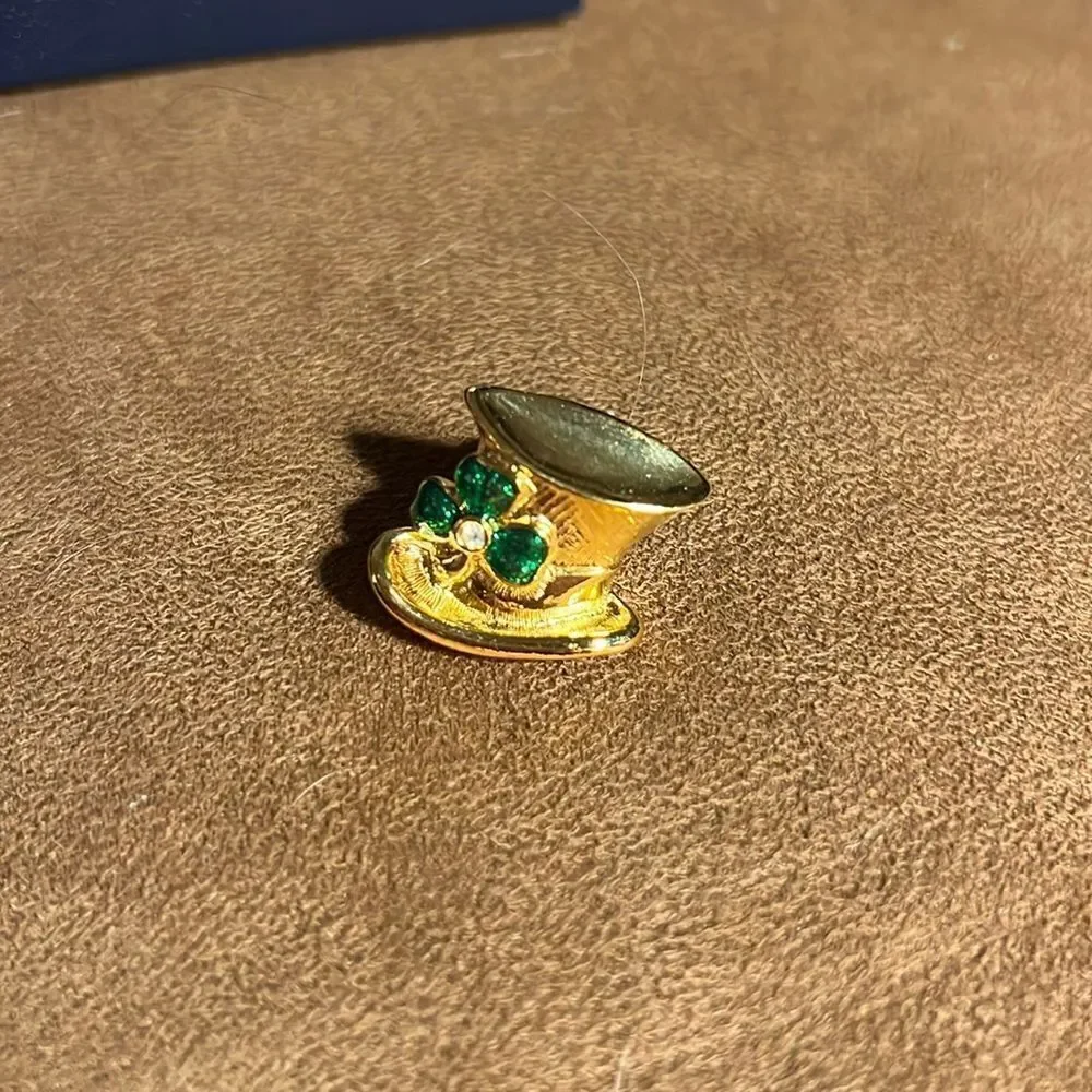 Vintage AVON Shamrock 3 Leaf Clover Top Hat Lapel Pin Gold Tone Color Metal